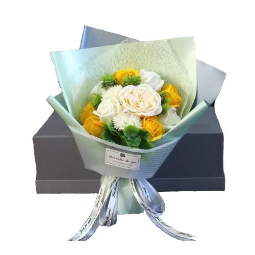 buchet elegant flori de sapun asortate galben frunze decorative